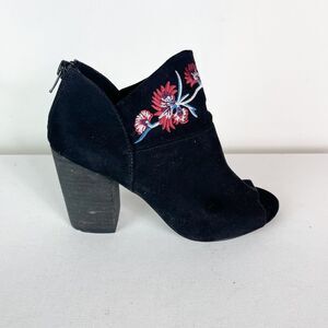 Carlos By Carlos NWOB Santana Jazlyn Embroidered Peep-Toe Black Booties 6
